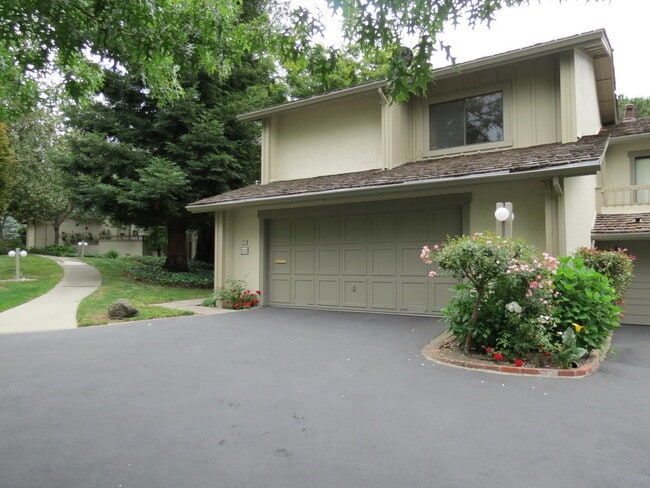 Building Photo - Close To Stanford University  3BR/2+1BA - Menlo Park