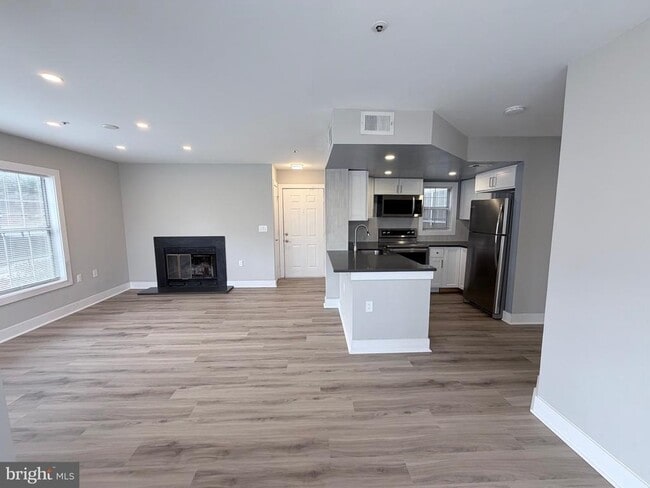 Building Photo - 15777 Easthaven Ct Unit 302