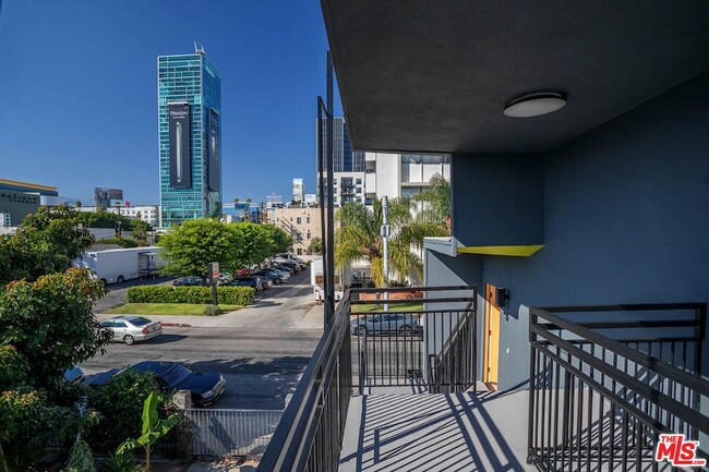 Photo - 6244 De Longpre Ave