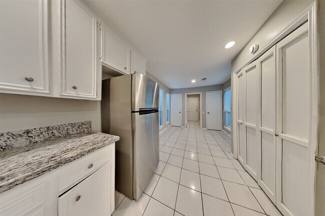 Photo - 6302 Crakston St