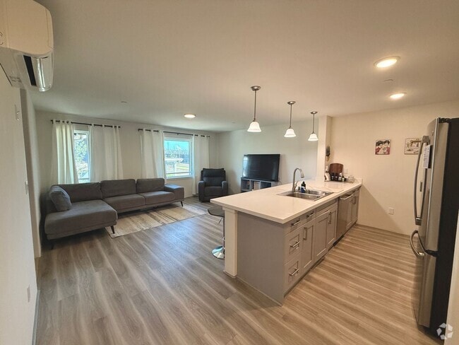 Building Photo - Rarely Available 2 bedroom 2 bath townhome...