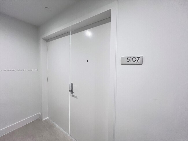 Photo - 700 NE 24th St Unit 5107
