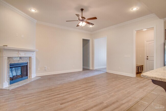 Photo - 4865 Spears St