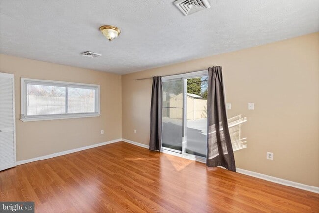 Building Photo - 1224 Guildford Rd