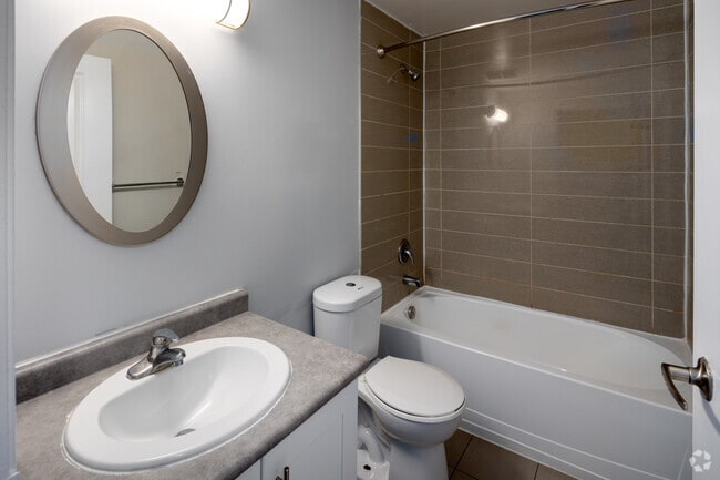 2 BR, 1 BA - 806 SF