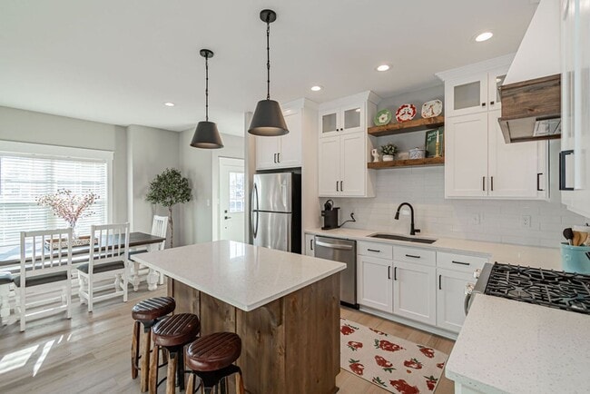Photo - Fully Furnished Townhome – Utilities & WiF...