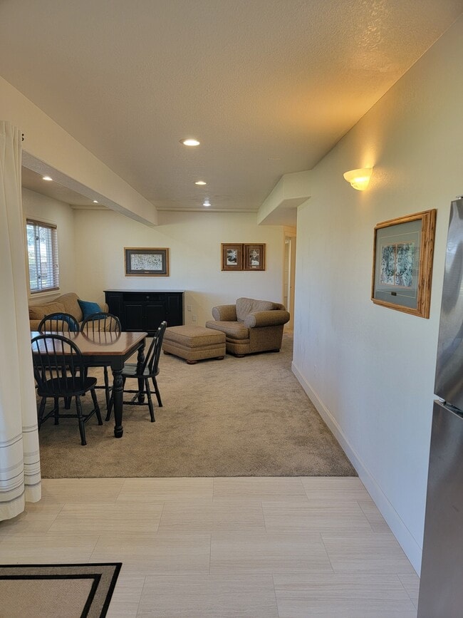 Sala de estar - 61 W Surrey Dr Unidad Basement Apartment