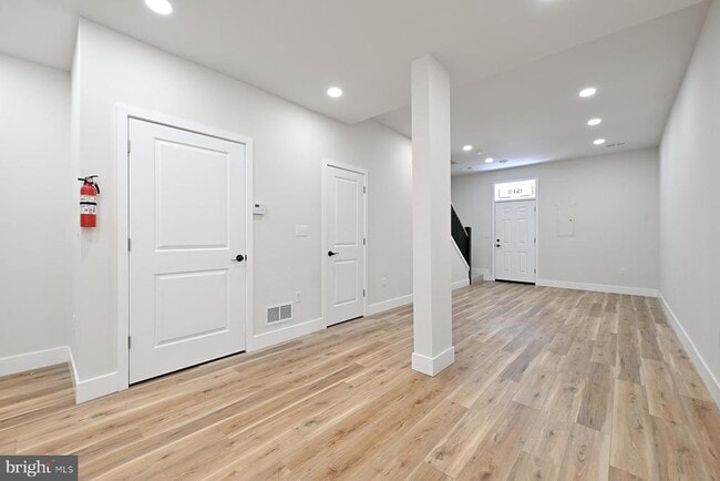 Photo - 151 N York St