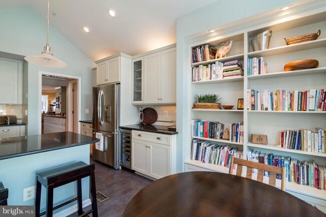 Photo - Stunning 2 bedroom and 3 Bathroom Townhome Style Condo / w Pool