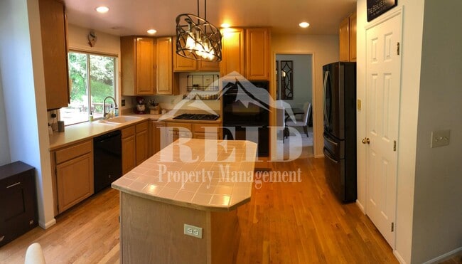 Photo - Ridgetop Beauty with Mountain Views