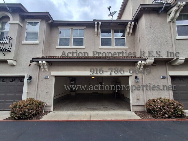 Photo - Stunning Townhome.  - 2 Stories - 3 Bed, 2.5 Bath, 2 Car Garage - Nearby Trails!