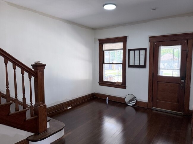 Photo - 115 W Reynolds St