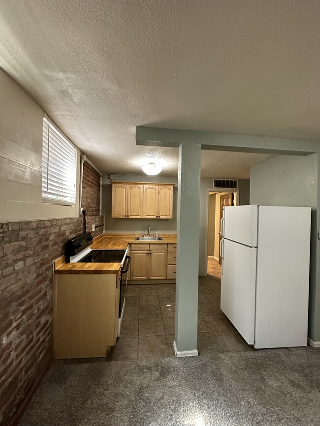 Basement 1 Bedroom in Uptown! - Basement 1 Bedroom in Uptown! Apartamento Unidad 14