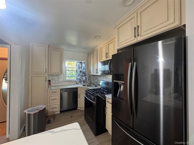225-18 S Conduit Ave