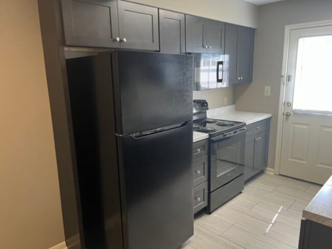 Photo - Lakeview Apartments: 3 BR 2BA