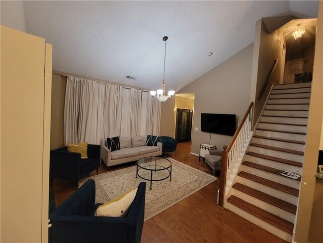 Photo - 1002 Cedar Trce SW