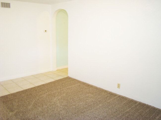 Entrada a la sala de estar - 636 S Loomis Ave Unidad B