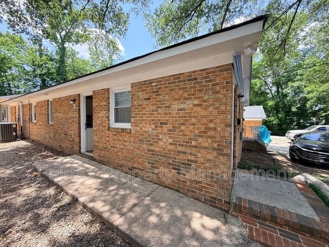 Photo - 2418 Owen St Unidad A