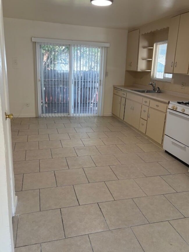 Building Photo - 160 Denio St Unit 1 Rental
