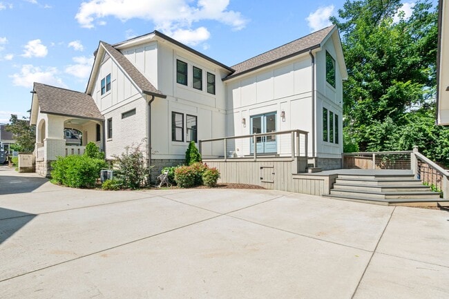 Building Photo - Luxury Downtown Home