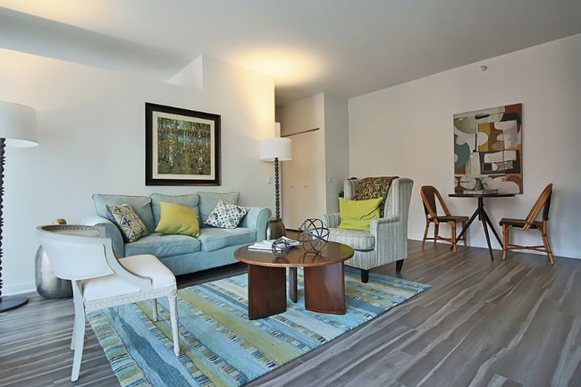 Photo - 800 N La Salle Dr