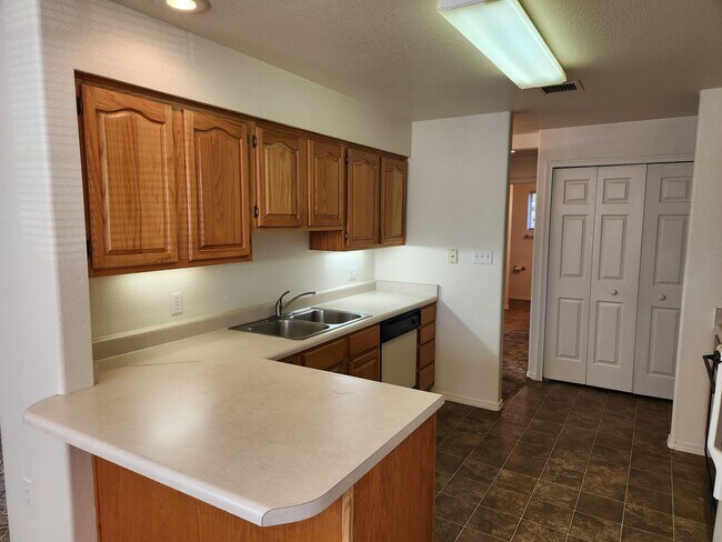 Photo - Rare Ground Level Unit - 2 Bed / 1 Bath w/private yard Unidad 1