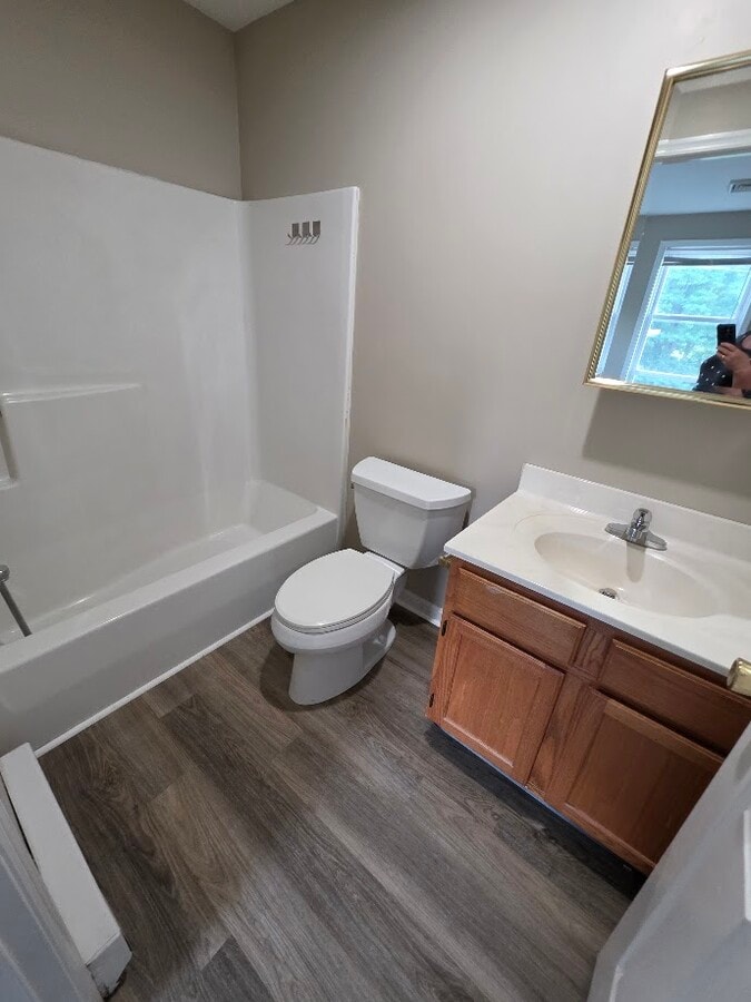 Photo - 1170 Eisenhower Blvd