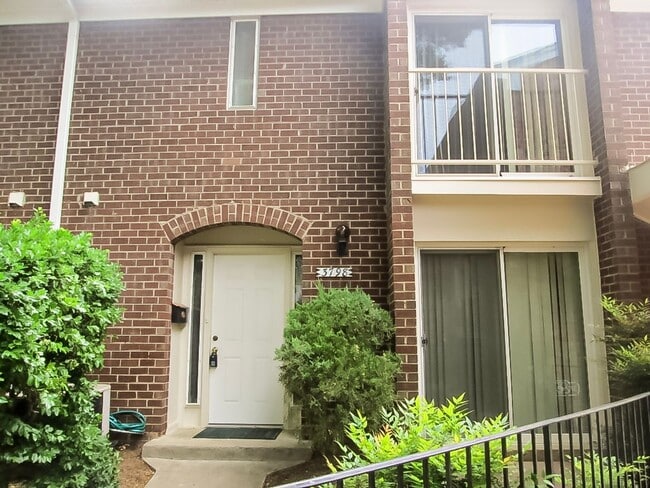 Building Photo - Classic and Charming 3 Bedrood 2.5 Bathroo... Rental