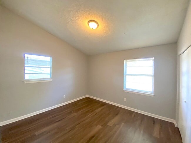 Photo - 805 Leacrest Ave