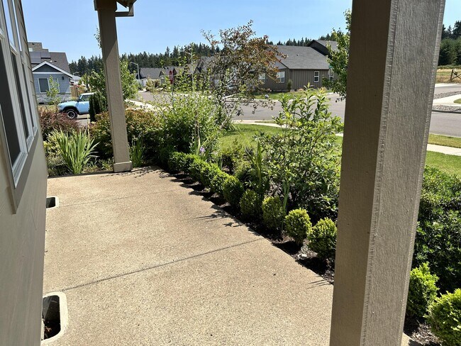 Photo - 823 Riley Dr NE