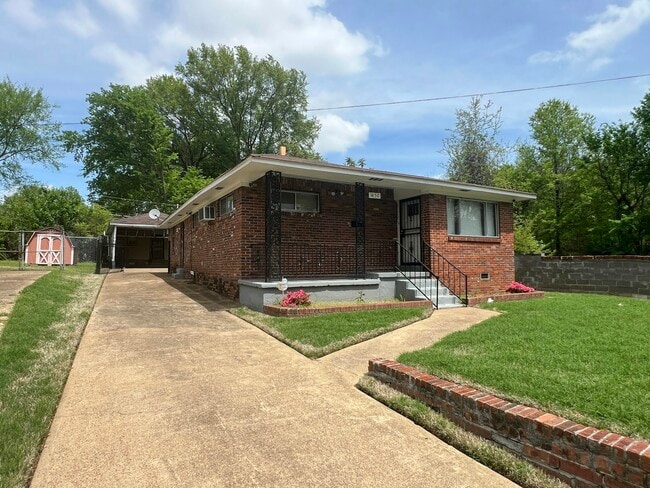 Building Photo - 1450 Gold Ave
