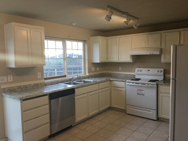 Photo - Updated Duplex -3 Bedroom 1.5 Bath - 4886 Fergus Avenue!