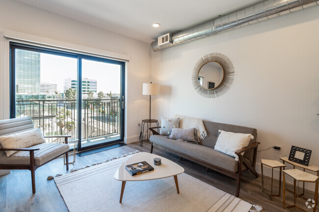 1BR, 1BA - 734 SQ FT