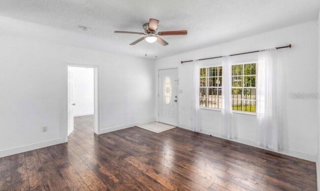 Photo - 1625 Queensway Rd