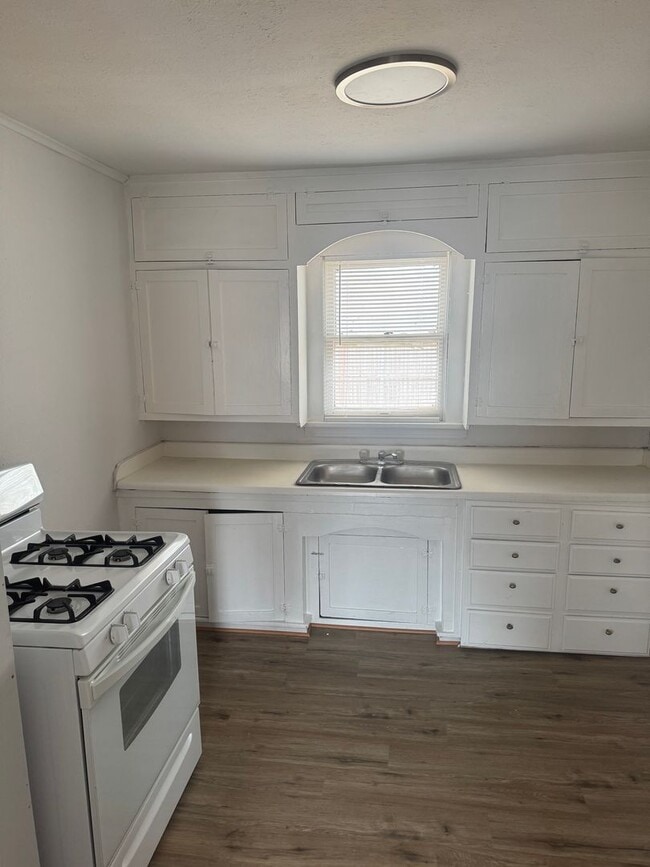 Photo - HUD ACCEPTED!! 3bedrooms 1bathroom  walking distance to 6th street shopping and restaurants