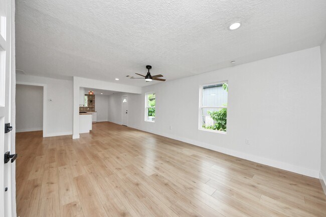 Photo - 501 Schilling Ave