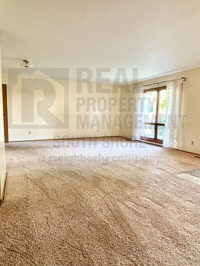 Photo - 555 Meadow Ln
