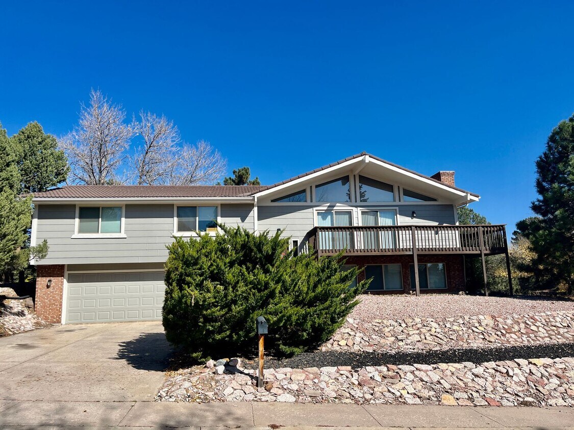 4 Bedroom Bi Level Home in Rockrimmon - 4 Bedroom Bi Level Home in Rockrimmon