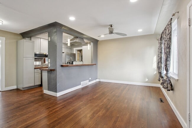 Photo - 2625 Newport St