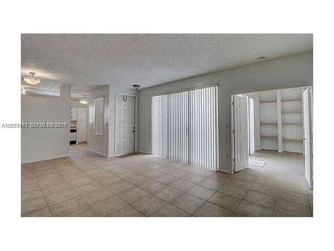 Photo - 960 Corkwood St