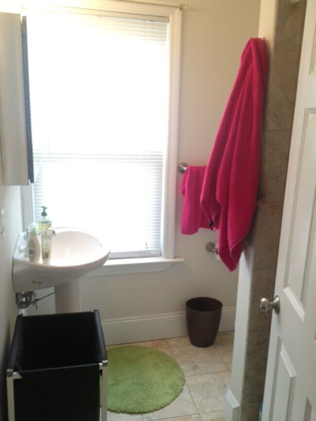 Photo - 3 bedroom with laundry in unit!