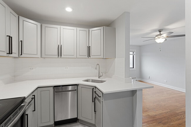 Photo - 6826 N Ridge Blvd Unidad 302