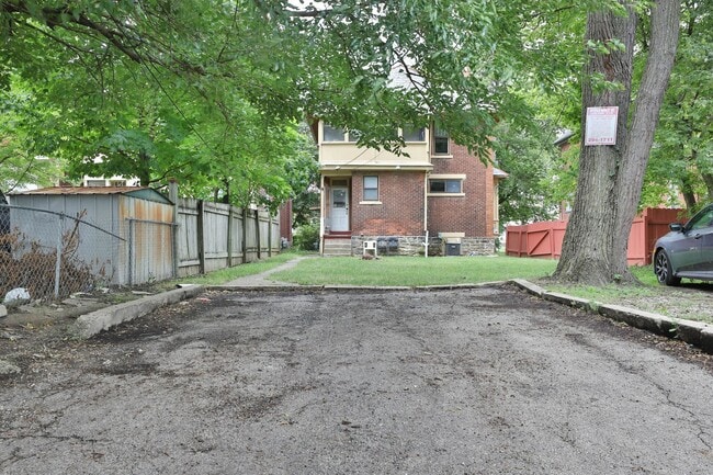 Building Photo - Great CENTRAL Location 5 Bedroom House - Virtual Showings Available