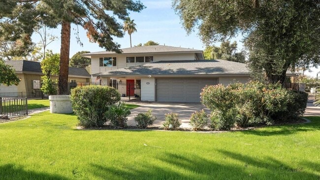 Building Photo - 8464 N 7th Ave