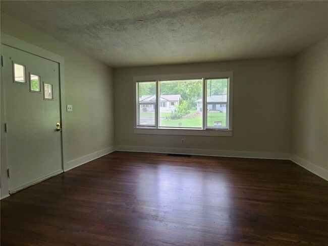 Photo - 1940 Meadow Ln