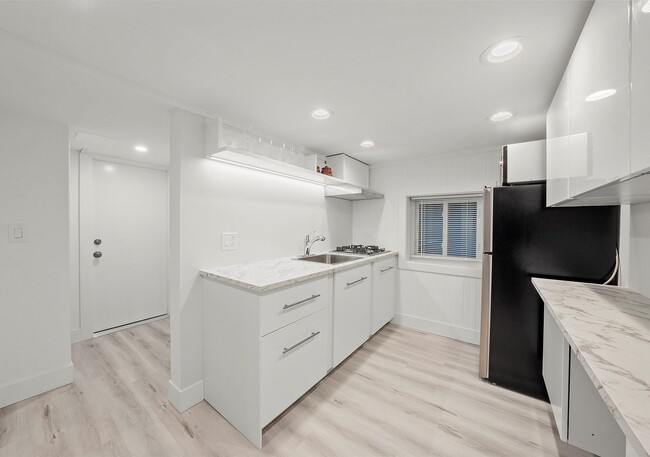 Photo - 1025 W 31st Pl