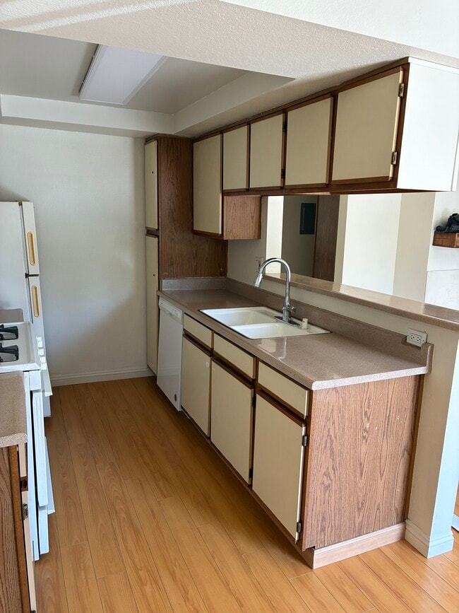 Kitchen - 10978 Bluffside Dr Unit #103