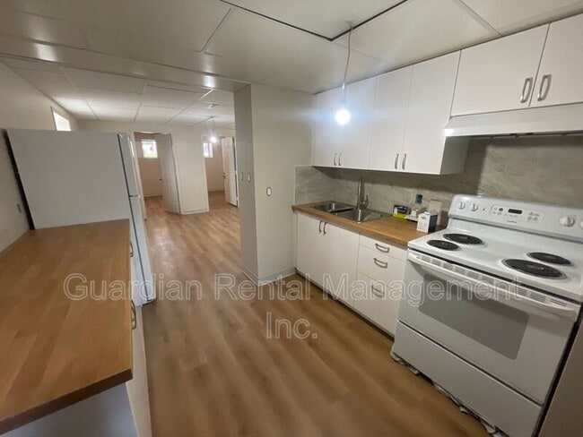 Building Photo - 404 Ambrose St Unit 2