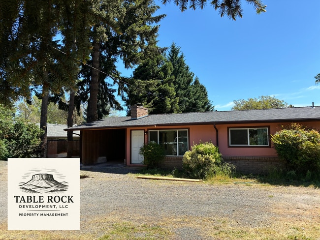Building Photo - Remodeled 2 Bed / 1 Bath Duplex in South Medford – Pet Friendly!