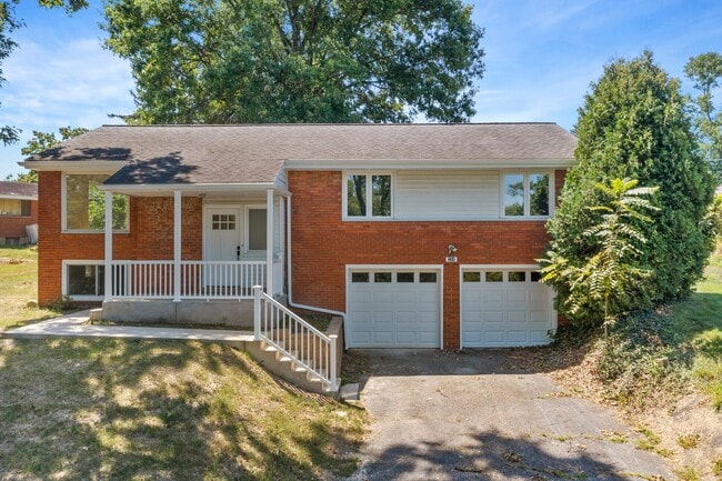 Building Photo - Beautifully Renovated 4 Bed/ 2 Bath with 2... Rental